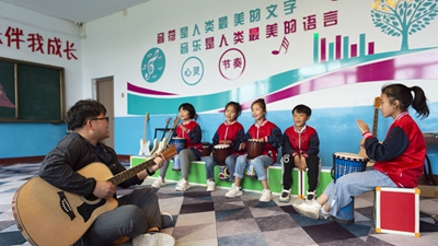 在東北鄉(xiāng)村，他們上演現(xiàn)實版“放牛班的春天”