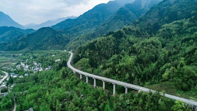 攻克極端復雜地質條件 四川綿茂公路通車