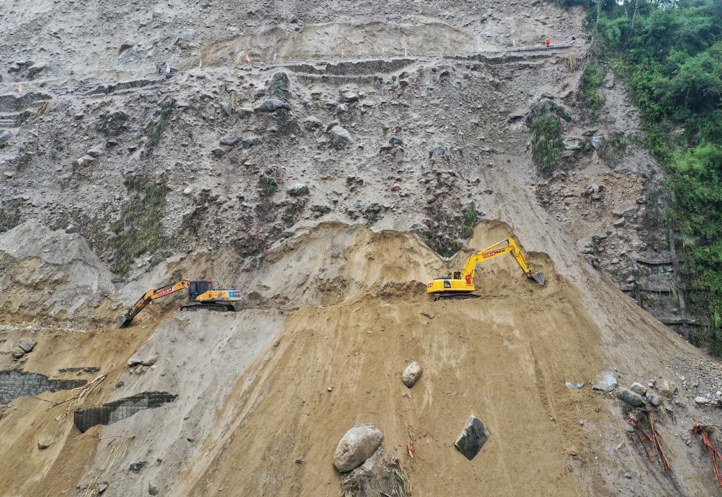 四川瀘定地震：道路搶通搶險