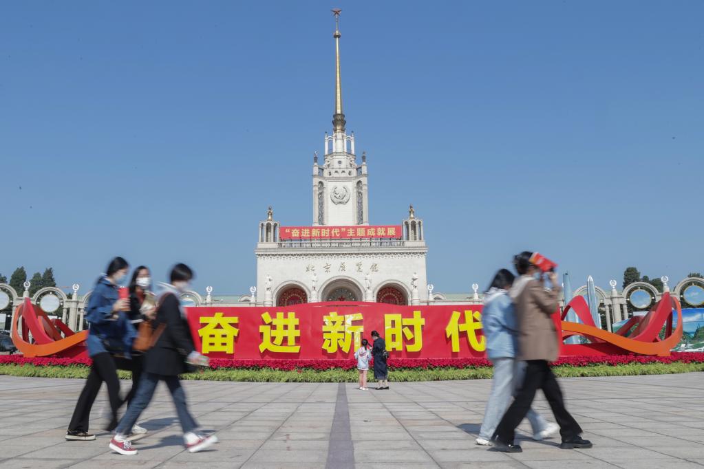 “奮進(jìn)新時(shí)代”主題成就展：室外展區(qū)成為熱門(mén)打卡點(diǎn)