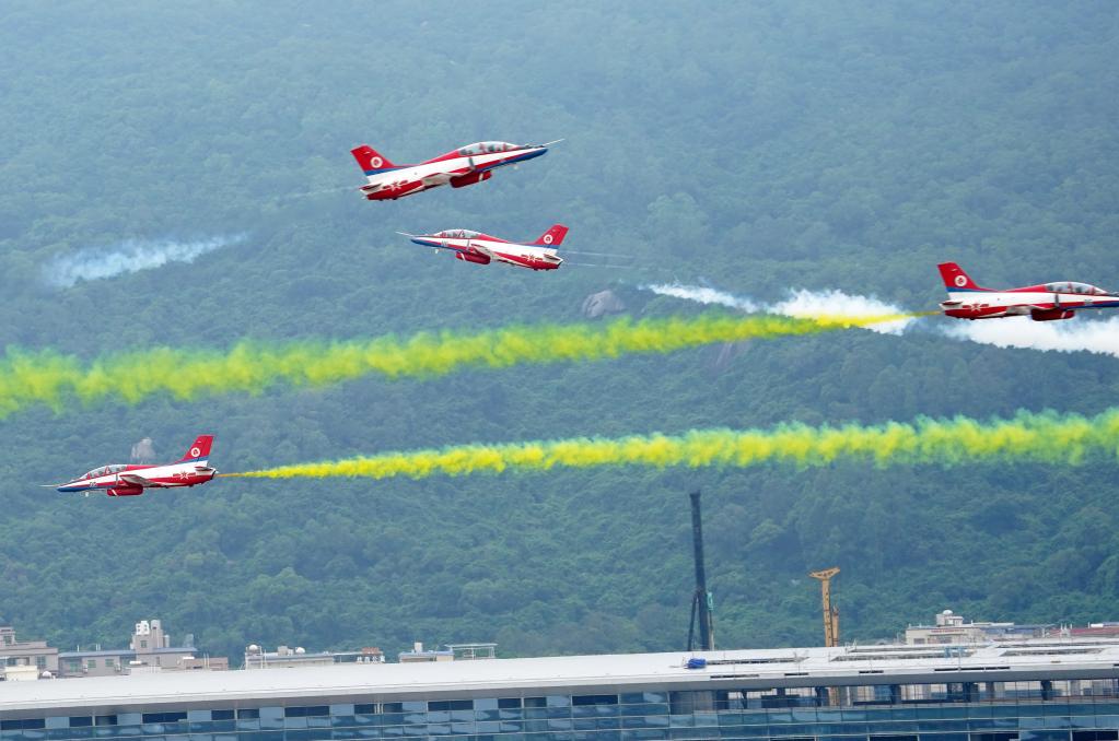 空軍50型武器裝備在中國航展成體系亮相 多型戰(zhàn)機飛行表演展現(xiàn)實戰(zhàn)化軍事訓(xùn)練成就