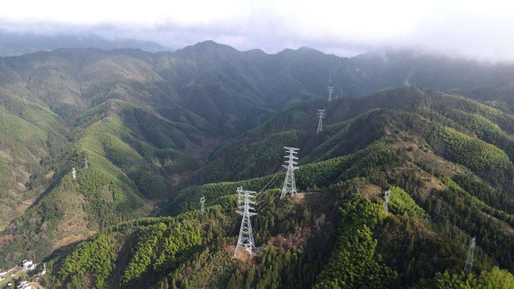 在大山里架起電力“天路”