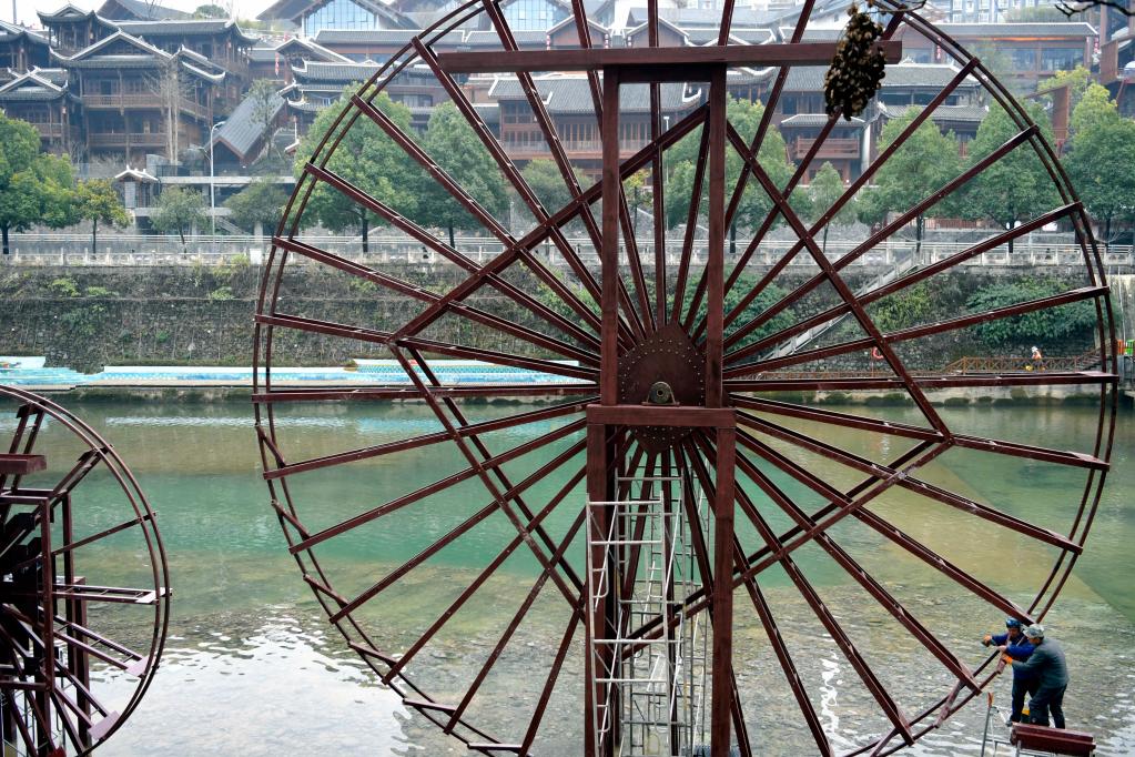 湖北恩施：安裝農(nóng)耕水車(chē)