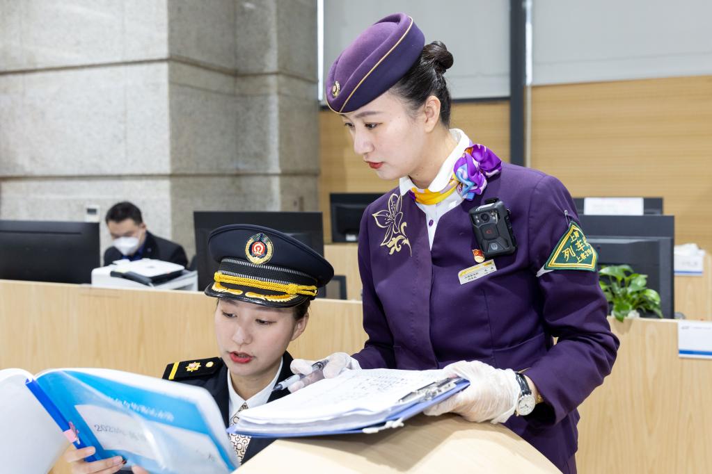 新華全媒+丨鐵路姐妹花，守護春運回家路