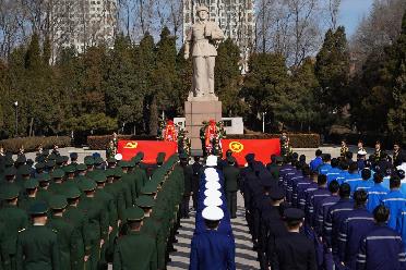 “把雷鋒精神代代傳承下去！”——軍地青年典型代表祭掃雷鋒墓側(cè)記