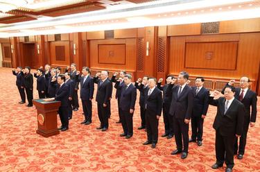 國務(wù)院各部部長、各委員會主任、中國人民銀行行長、審計長進行憲法宣誓