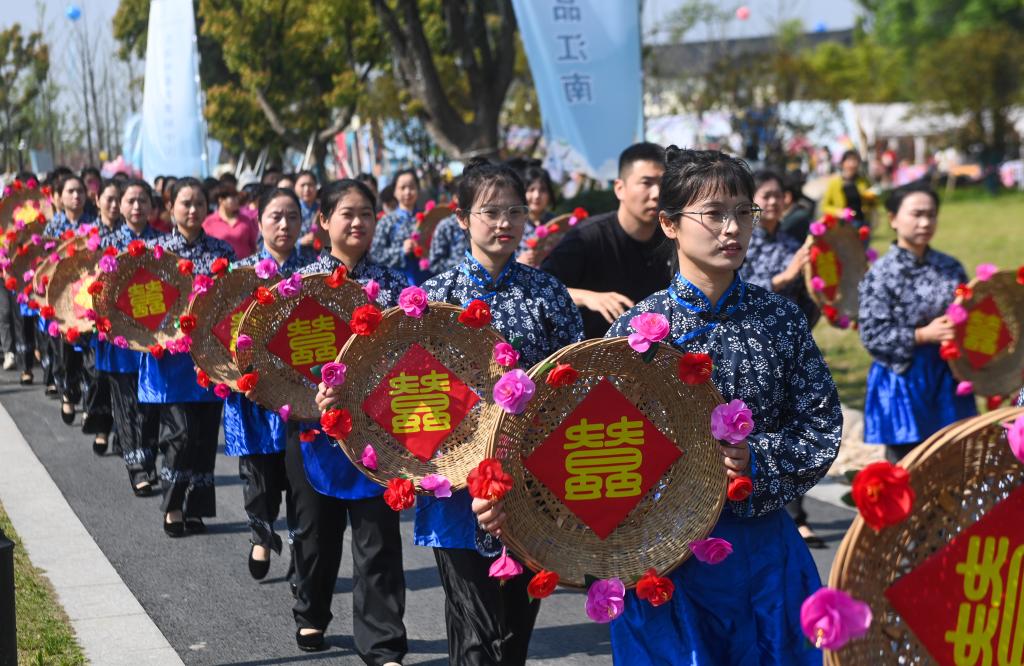 新華全媒+｜江南水鄉(xiāng)舉辦春季傳統(tǒng)蠶花節(jié)