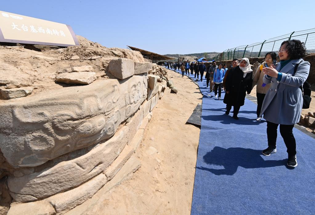 陜西石峁遺址迎來多國來賓