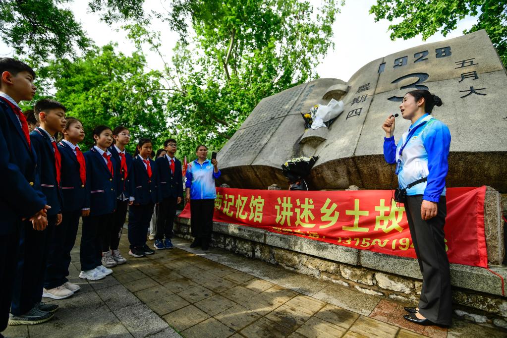 濟(jì)南群眾紀(jì)念“五三慘案”