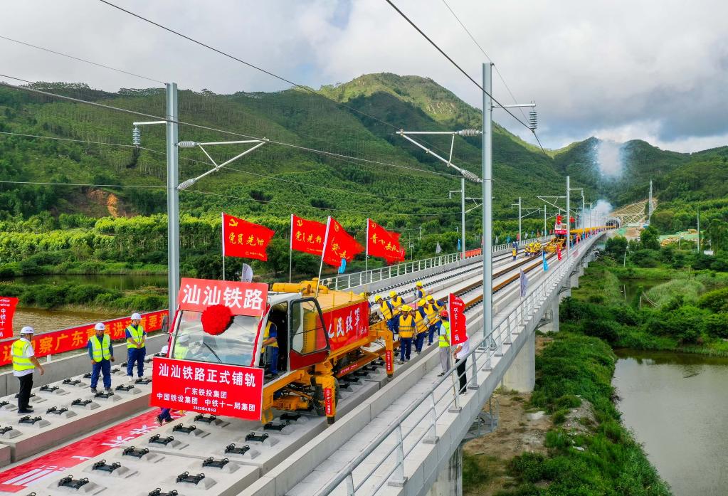 汕汕鐵路全線開始鋪軌