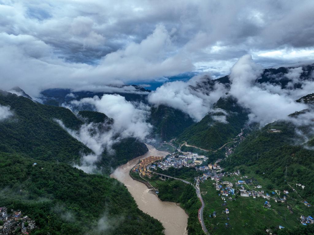 新華全媒+丨國道之行 從雪山奔向大海丨怒江，霧江