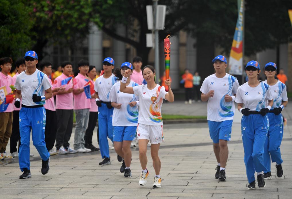 新華全媒+丨成都大運(yùn)會火炬在西南財經(jīng)大學(xué)（柳林校區(qū)）傳遞