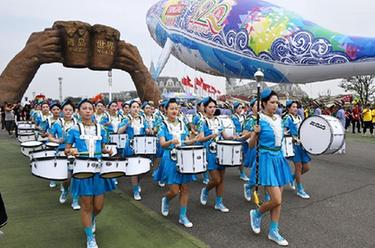 第33屆青島國(guó)際啤酒節(jié)金沙灘啤酒城開城