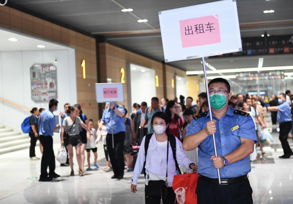 新華全媒+丨因強(qiáng)降雨被困北京門頭溝的列車旅客陸續(xù)安全轉(zhuǎn)移