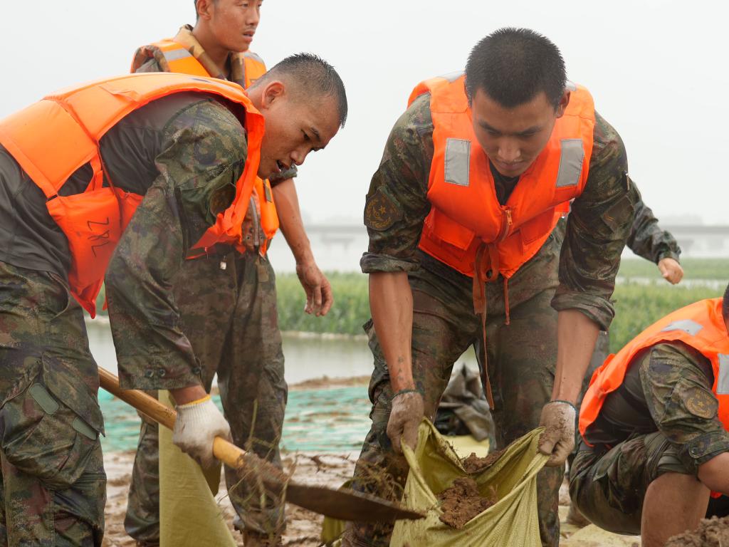 中部戰(zhàn)區(qū)1萬余名官兵、民兵持續(xù)奮戰(zhàn)在防汛救災(zāi)一線