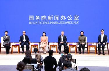 國(guó)新辦舉行中國(guó)援外醫(yī)療隊(duì)群體代表中外記者見(jiàn)面會(huì)